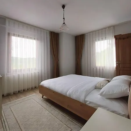 Megara; Havuzlu, Denize Yakin Izole Bir Alan 4* Kandira