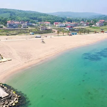 Megara; Havuzlu, Denize Yakin Izole Bir Alan Отель