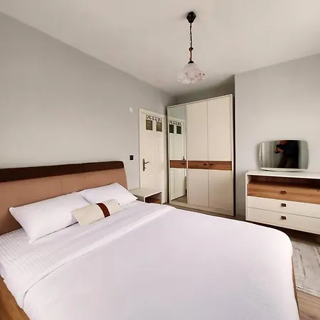 Hotel Megara; Havuzlu, Denize Yakin Izole Bir Alan 4*