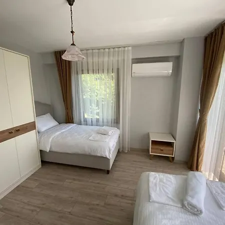 Megara; Havuzlu, Denize Yakin Izole Bir Alan Отель 4*