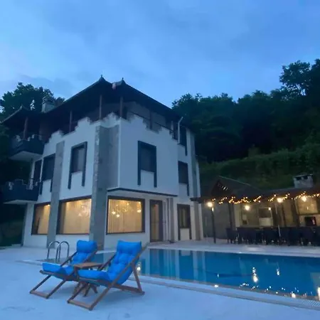 Megara; Havuzlu, Denize Yakin Izole Bir Alan 4* Kandira
