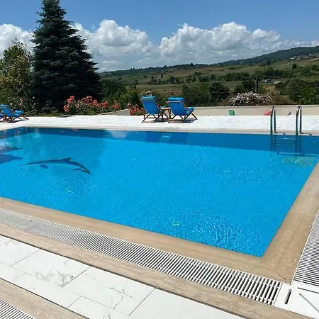 Megara; Havuzlu, Denize Yakin Izole Bir Alan Отель 4*