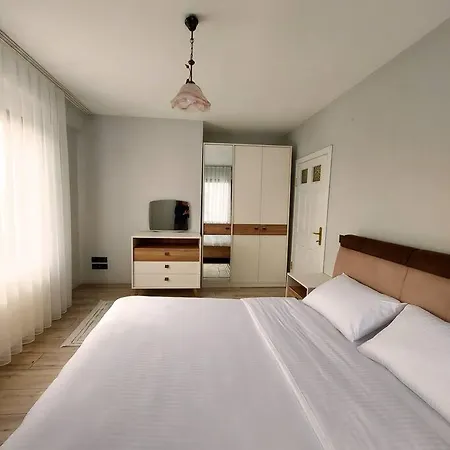 Megara; Havuzlu, Denize Yakin Izole Bir Alan Отель