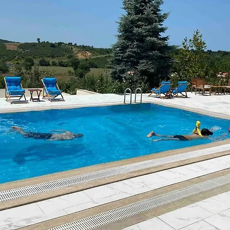 Megara; Havuzlu, Denize Yakin Izole Bir Alan Отель