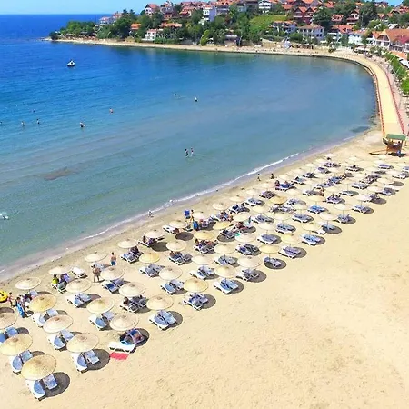 Megara; Havuzlu, Denize Yakin Izole Bir Alan Отель