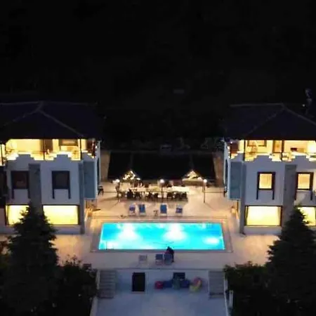 Отель Megara; Havuzlu, Denize Yakin Izole Bir Alan