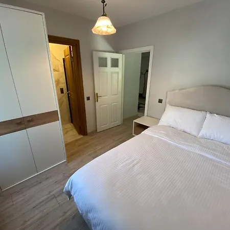 Megara; Havuzlu, Denize Yakin Izole Bir Alan Kandira