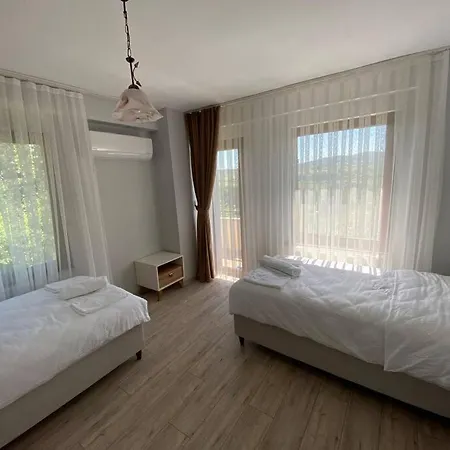 Megara; Havuzlu, Denize Yakin Izole Bir Alan