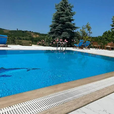 Megara; Havuzlu, Denize Yakin Izole Bir Alan Отель 4*