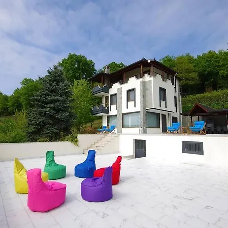Отель Megara; Havuzlu, Denize Yakin Izole Bir Alan 4*