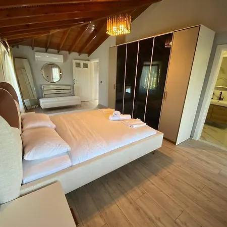 Megara; Havuzlu, Denize Yakin Izole Bir Alan 4*