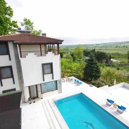 Megara; Havuzlu, Denize Yakin Izole Bir Alan 4* Kandira