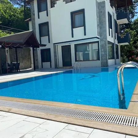Megara; Havuzlu, Denize Yakin Izole Bir Alan 4* Kandira
