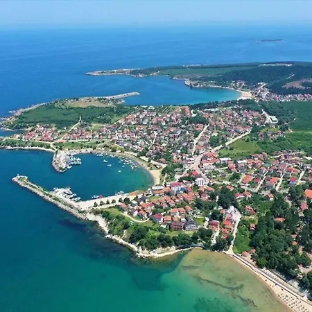 Megara; Havuzlu, Denize Yakin Izole Bir Alan Отель Kandira