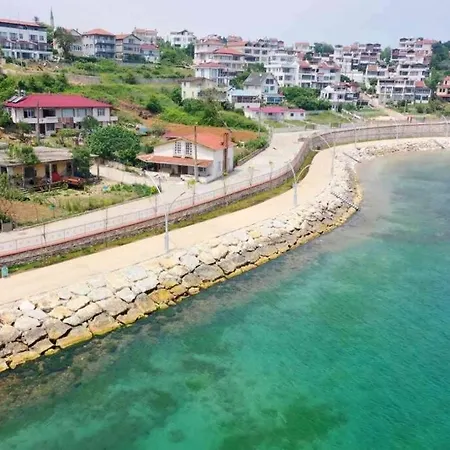 Megara; Havuzlu, Denize Yakin Izole Bir Alan Kandira