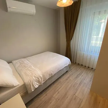 Отель Megara; Havuzlu, Denize Yakin Izole Bir Alan 4*