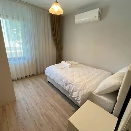 Megara; Havuzlu, Denize Yakin Izole Bir Alan 4*