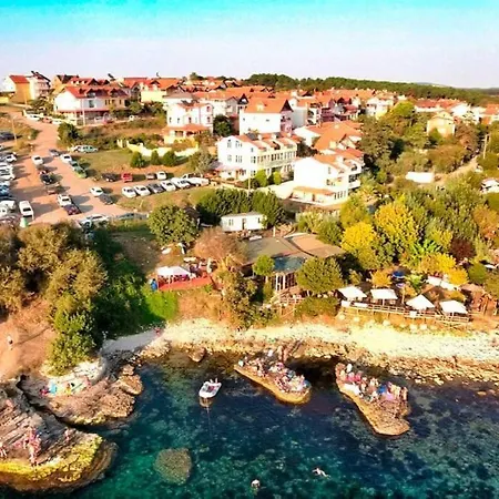 Megara; Havuzlu, Denize Yakin Izole Bir Alan