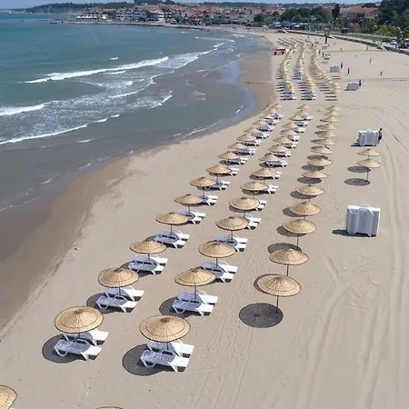 Megara; Havuzlu, Denize Yakin Izole Bir Alan Kandira