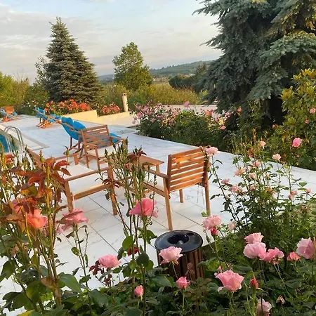 Megara; Havuzlu, Denize Yakin Izole Bir Alan